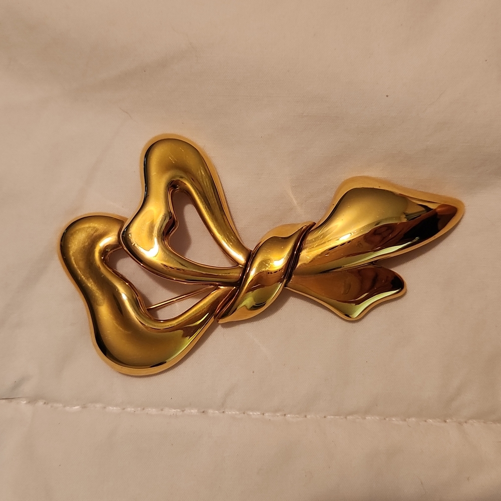 Georgeous Vintage Monet Gold Tone Ribbon Brooch